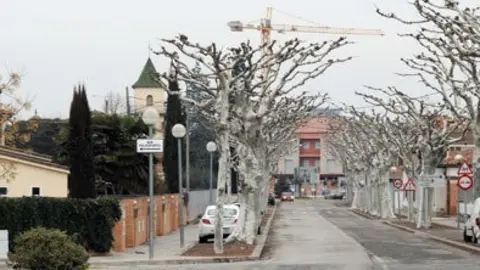 Imatge de l&#39;avinguda de Sant Roc que travessa el municipi.