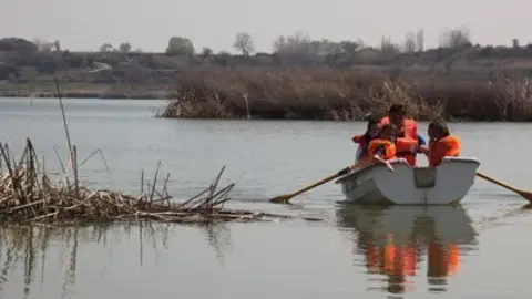 Passejades amb barca per l'interior de l'Estany d'Ivars i Vila-sana.
