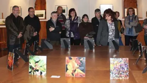 La poetessa Montse Germà va explicar la seva obra als assistents.