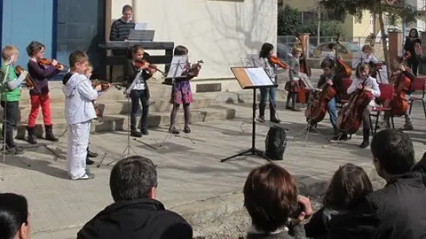 Imatge de lorquestra de corda que va participar en la Setmana + Música