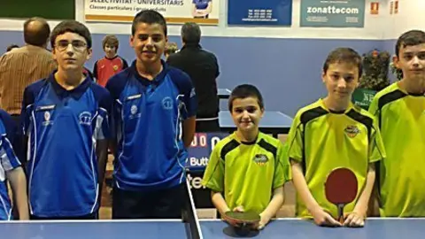 Cristian Fernandez, Ivan Fernandez i Marc Miró, amb els jugadors de l'Almoster.