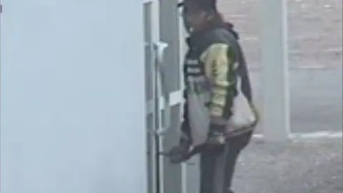 Les càmeres de seguretat enregistren el moment en el que el lladre força la porta.