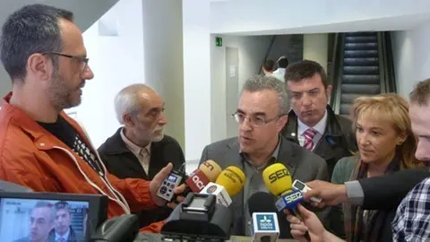 L'alcalde Enric Mir atenent als mitjans de comunicació a la sortida de Fiscalia.