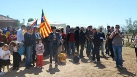 Gegant, grallers i públic a l'era de cal Crispí, acompanyant a l'estelada.
