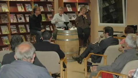 Josep Borrell va fer lectura dels poemes i el públic va tastar els vins.