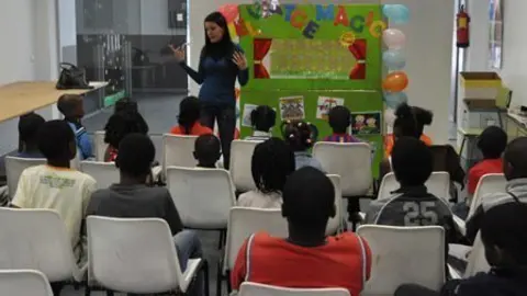 Els joves senegalesos que participen en el projecte educatiu. 