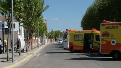 Els serveis d&#39;emergències atenen al jove atropellat a l&#39;avinguda Belines.