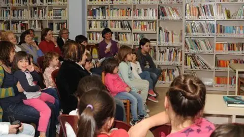Lectura dels alumnes de l'escola Arnau Berenguer.