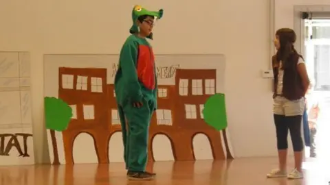 Els alumnes de 6è del Pompeu Fabra van representar la Llegenda de Sant Jordi.