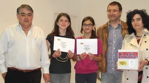 Àlex Català i Alba Pla amb les guanyadores del Pompeu Fabra.