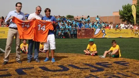 L'alcalde Marc Solsona amb Bojan Krkic i Johan Cruyff en l'acte inaugural.