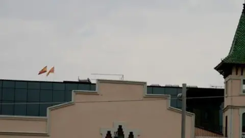 La bandera espanyola oneja al costat de la senyera a la taulada del Consell.