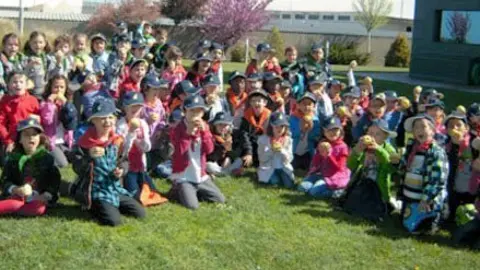 Els alumnes de P-5  del col·legi El Carme davant les instal·lacions de Nufri.