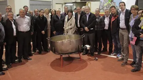 L&#39;alcalde de Golmés Jordi Calvís amb els convidats institucionals.