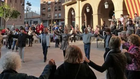 La plaça de l'Ajuntament escenari de ballades de sardanes aMollerussa