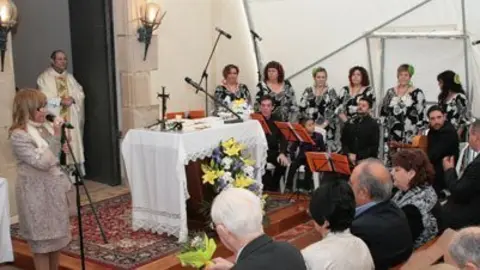 Imatge de la missa que es va celebrar davant de l'ermita de la Mare de Déu.