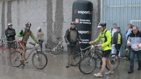 Els ciclistes van arribar al pavelló amb condicions dantesques.