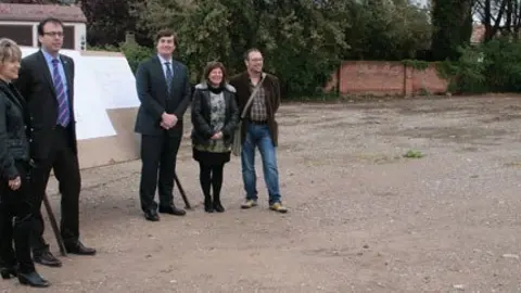La regidora Rosalia Carnice, Solsona, Cullerés i el president de l'Ampa F. Pla.