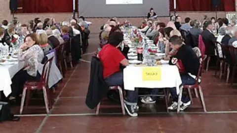 L'acte central de la festa va consistir en un dinar popular al poliesportiu.