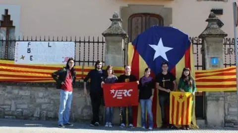 Imatge dels participants en la concentració al Consell Comarcal del Pla.