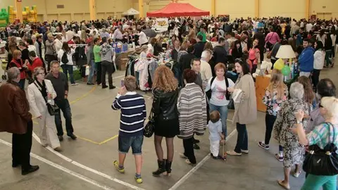 Centenars de persones visiten la primera edició del Mercat de Segona Mà.