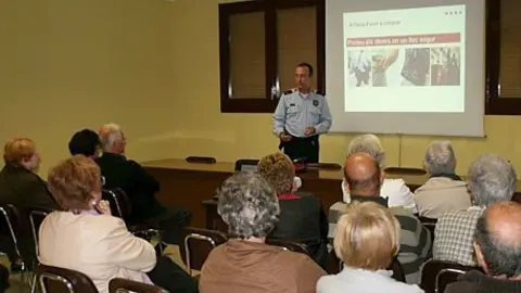 Els Mossos d&#39;Esquadra en el moment de la xerrada sobre segutetat. 