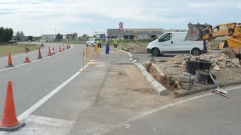 La Brigada Municipal esta realitzen les obres de la nova rotonda.
