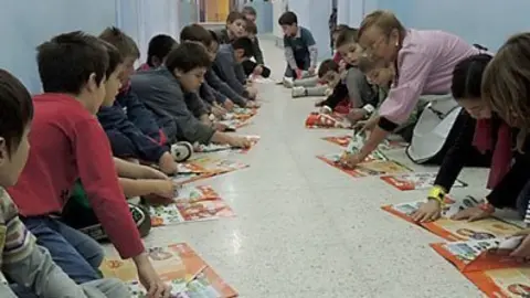 Els usuaris del Casal es desplacen a l&#39;escola per participar en les activitats.