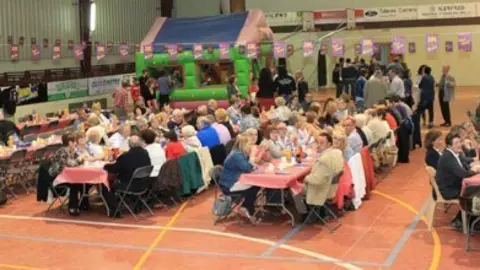 Els penyistes van participar un un sopar en el pavelló Salvador Ezquerra.