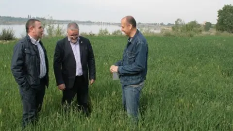 Sangrà, Fabregat i Costa en una de les finques de l'Estany.