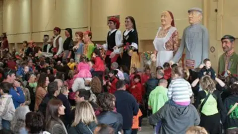 Les colles van plantar els gegants al Pavelló del 125è Aniversari.