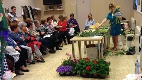 Nova Flor va explicar els secrets dels centres i els rams de flors.