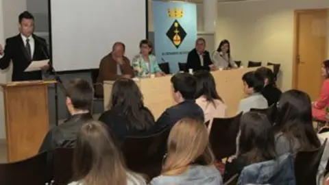 El Mag Lari va fer participar al públic en el joc de cartes de la bona sort.