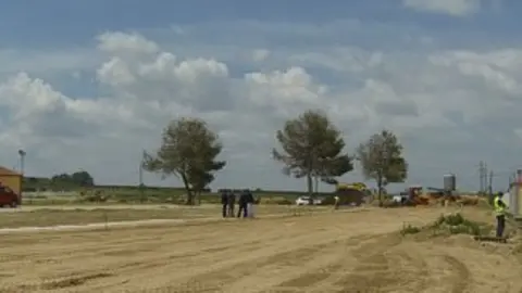 La pista de doma es construeix al costat de les quadres en el recinte educatiu.