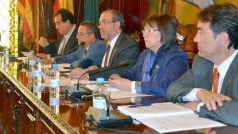 El president Joan Reñé en el moment de l'argumentació de la proposta.