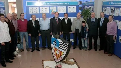 La fotografia amb els participants en la cloenda de l'exposició.