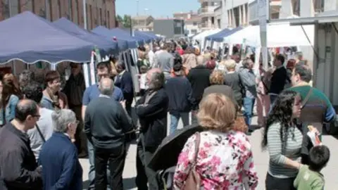 Centenars de persones visiten les parades de la mostra.