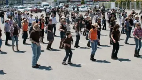 Centenars d'aficionats van participar en els balls.