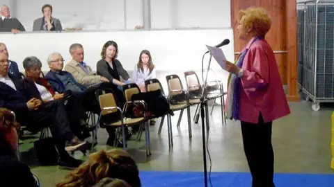 Núria Feliu amb el públic assistent a l'acte de l'ANC del Poal.