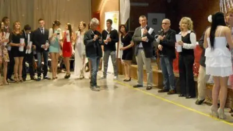 Imatge del lliurament de les orles per part del claustre i autoritats.