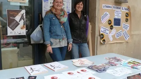 Les membres de l'Oficina Jove aquest matí al mercat setmanal