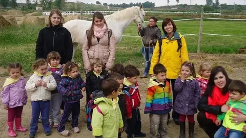 Els alumnes de cicle  Superior d’Educació Infantil van acompanyar als petits.			