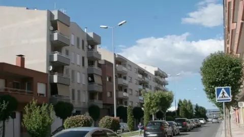 Imatge de l'avinguda de la Pau amb vista de l'enllumenat públic.