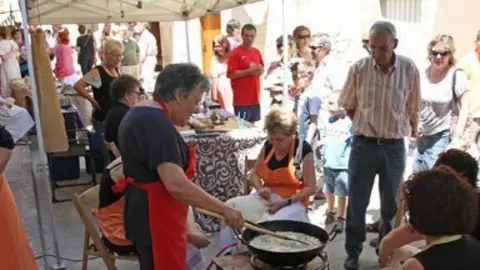Les dones de Fondarella mostren com es preparen les orelletes.