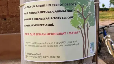 Els voluntaris van penjar aquest cartell com a protesta per les herbicidacions
