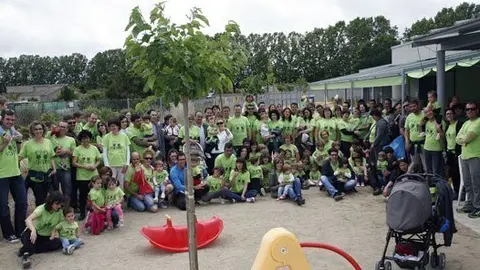 Imatge dels membres de l&#39;associació de families i el claustre de professors.