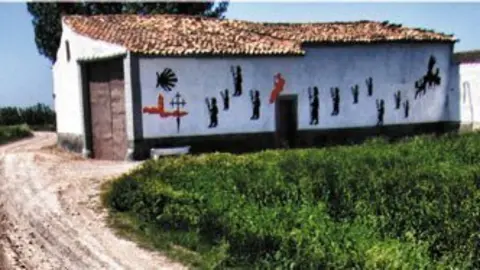 Imatge del camí de Sant Jaume i les senyals que l'identifiquen.