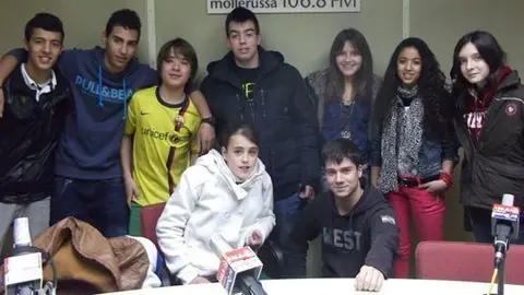 Els participants en les activitats en l'emissora municipal de ràdio.