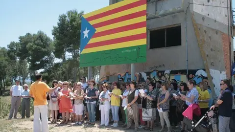la Coral de Miralcamp va interpretar Els Segadors, acompanyats del públic.