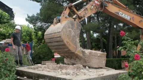 les màquines retiren els darrers elements del monument.